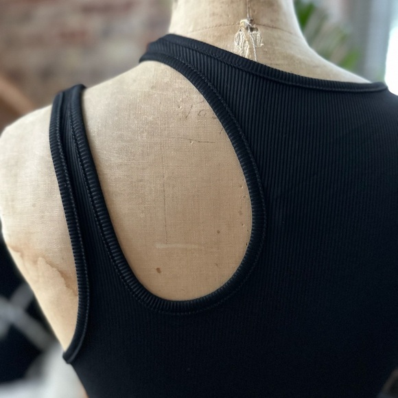 💥SALE💥 New Gorgeous Black bodysuit w/unique neckline. Size Small - Picture 8 of 10